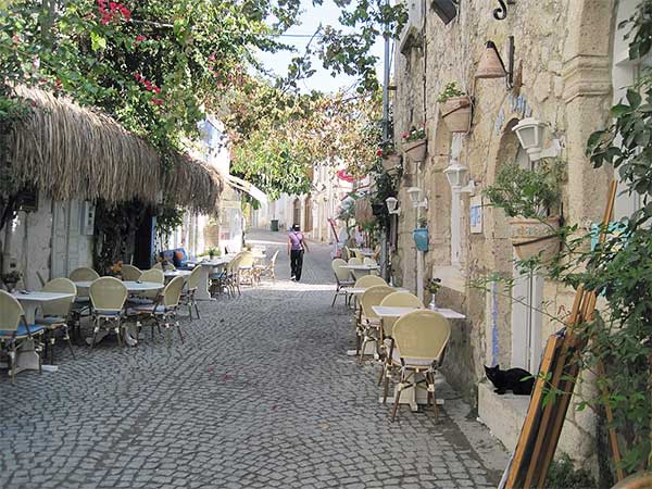 Alaçatı arnavut kaldırımlı sokaklar