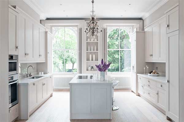 Beyaz mutfaklar ve tezgahlar