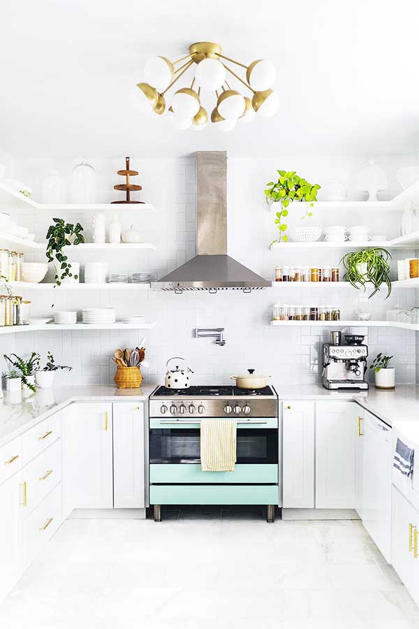 Açık raflı beyaz mutfak dekorasyonu