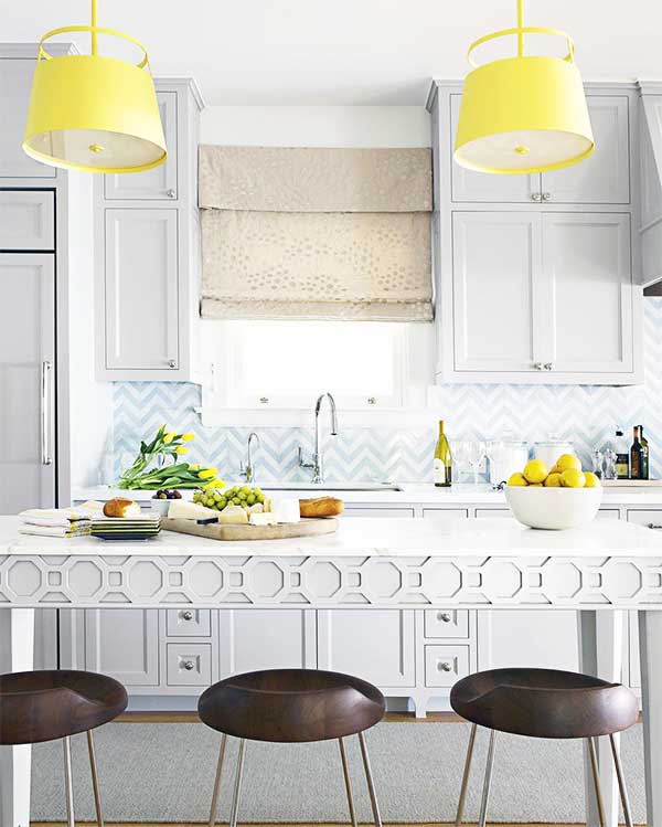 Kırık beyaz ve sarı aydınlatmalı mutfaklar