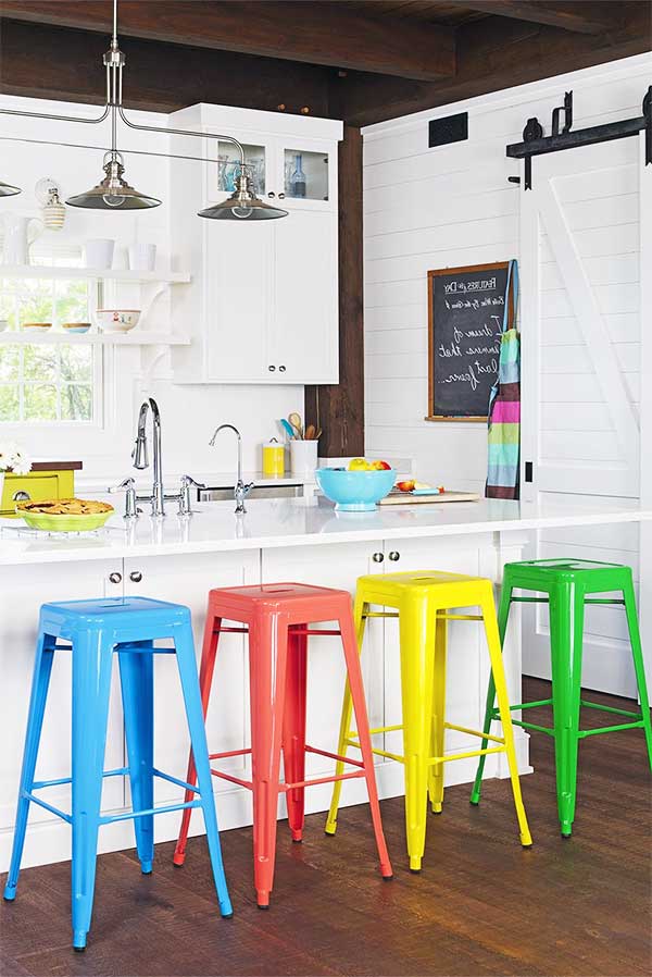 Modern metal aydınlatmalar, koyu zemin ve beyaz duvarlarla