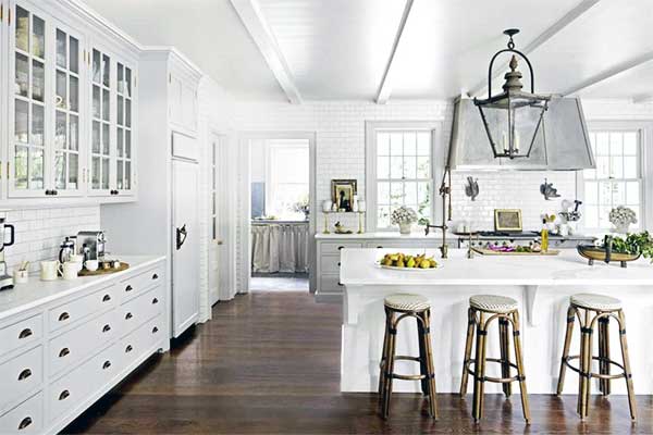 Geniş Mutfak Alanları için Beyaz Mutfak Tasarımı