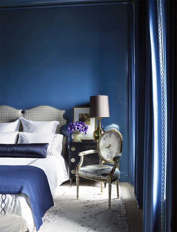 Mavinin tüm tonlarını içeren gösterişli yatak odası