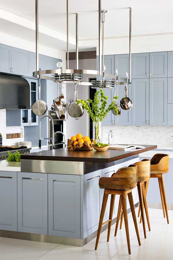 Yumuşak mavi-gri tonlarında mutfak dolapları