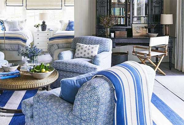 mavi desenli yatak ve koltuk örtüleri