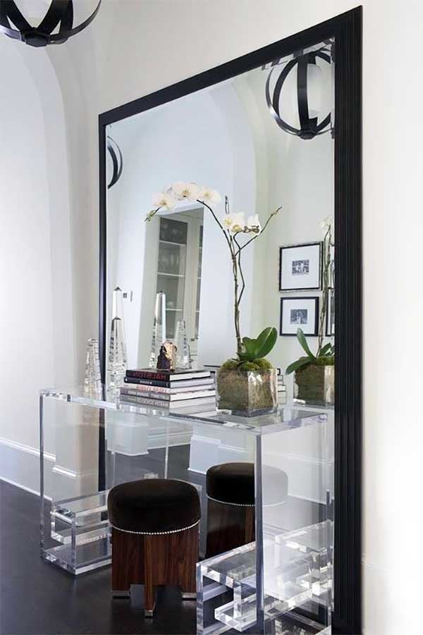 Akrilik bir konsol masası ile tamamlanmış yere kadar devam eden ayn