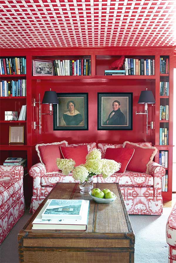 İddialı bir kırmızı oturma odası