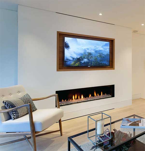 İskandinav tarzı mobilyalarla oldukça sade ve şık salonda şömineli televizyon standı.