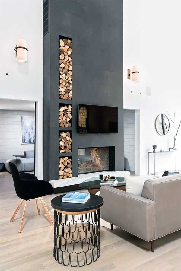 Odunlarla yapılan dekorasyon elektirikli şöminenin daha gerçekçi görünmesini sağlamış