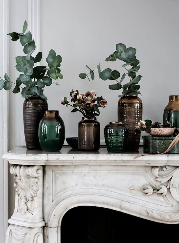 Gri ve yeşil bir yatak odası