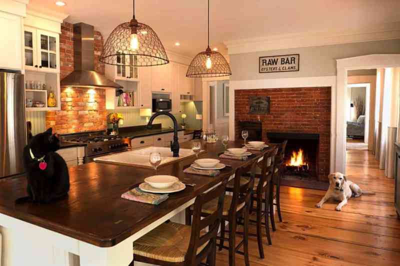 Bu mutfakta, tuğlalı şömine ile geleneksel tarzda bir mutfak. 