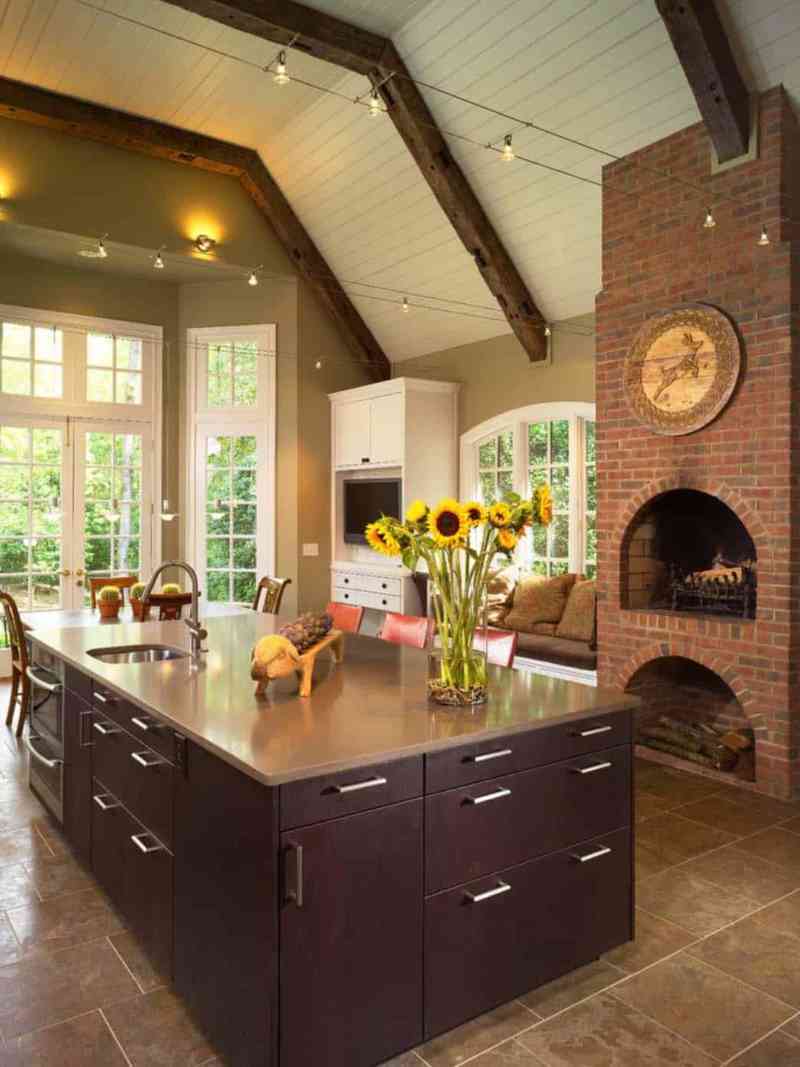 Evet karşınızda aile dostu bir mutfak, ateş tuğlası ile kaplı gerçek bir duvar şöminesi ve aile ile vakit geçirilecek bir çok alan.