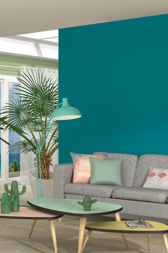 Aquamarine renginin birkaç tonunu ve birlikte kombinlenecek pastel tonlarla harika bir oturma odası.