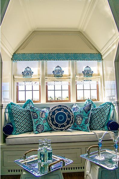 Aquamarine yastık ve bordürlerde kullanıldığında da gayet başarılı bir dekorasyon örneği olarak karşımıza çıkıyor.