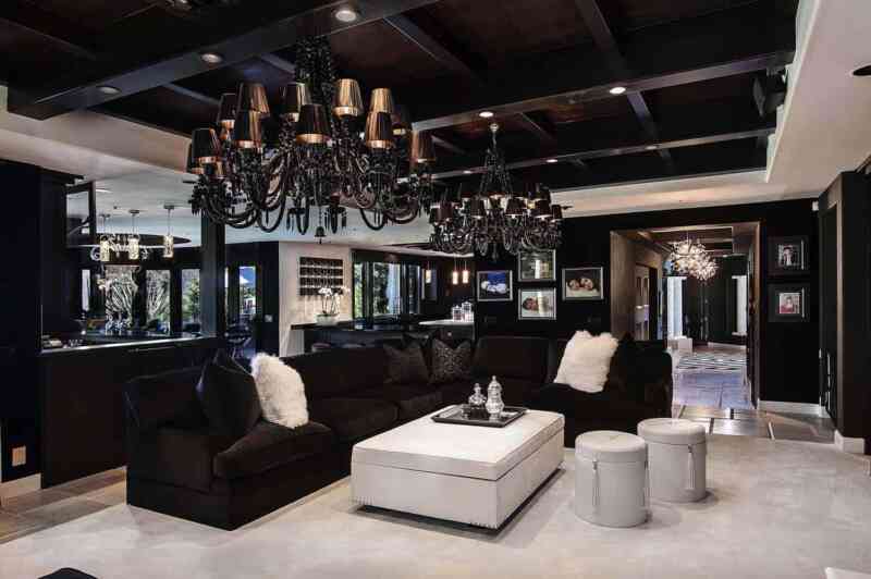 Bu oturma odası, aydınlık ve karanlığın dramatik bir kombinasyonuyla, adeta sofistike bir çığlık atıyor.