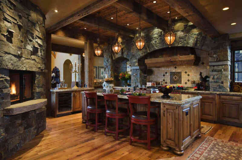 Bu rustik ve yer yer taş kaplı mutfakta, yine taş kaplı bir şömine var.