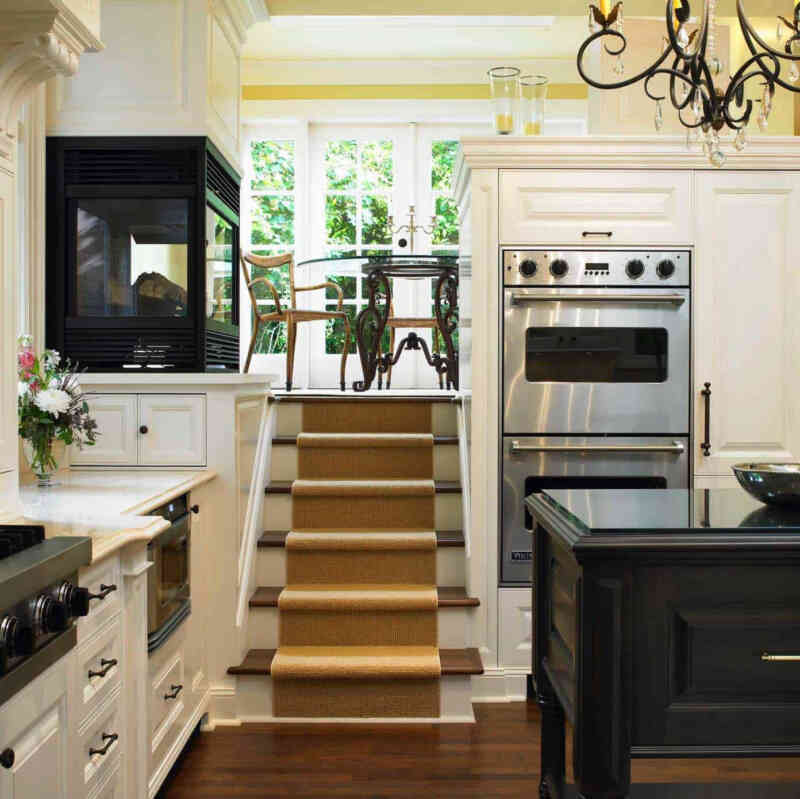 Eski bir konak mutfağı, oldukça şık ve misafirperver bir mutfak, siyah ferforje ve camlı yine çok şık bir şömine.