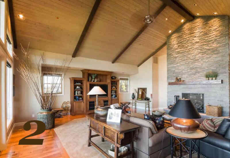 Açık ve koyu tonlarda iki renk ahşaptan tasarlanmış, yine yüksek katedral tarzı kirişli tavan tasarımı.