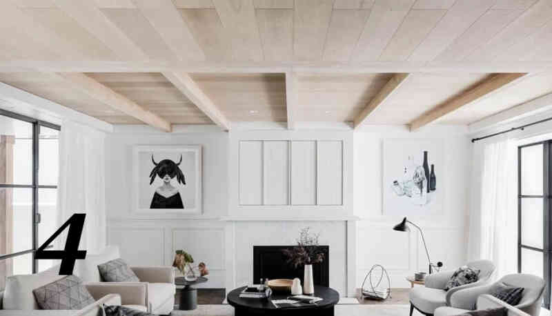 Açık renk ahşap kirişlere sahip modern bir tavan tasarımı.