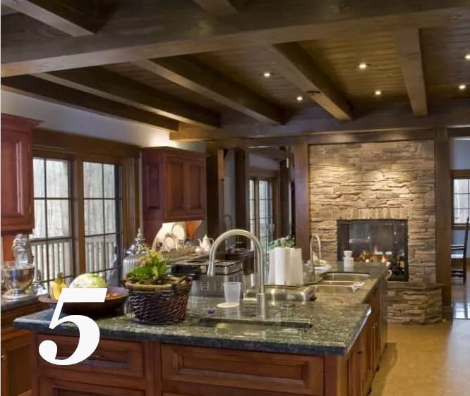 Tavanın koyu ahşap kirişleri ile tamamlanan mutfağın tüm dolapları ve mutfak adası çekmeceleri  yine koyu renk ahşaplarla çalışılmış. Büyüleyici bir mutfak tasarımı.