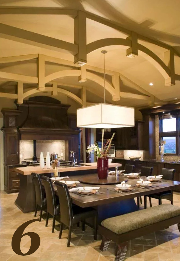 Mutfağın yanındaki bu yemek alanının güzel bej mermer döşemesi, yine aynı tonlardaki açık ahşap kirişlerle tamamlanmaktadır.