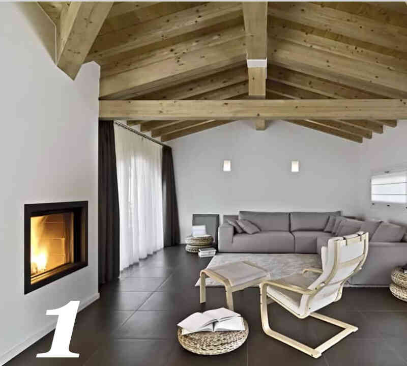 Geniş açık ahşap kirişlerin hakim olduğu ahşap katedral tavan ile büyüleyici bir oturma odası.