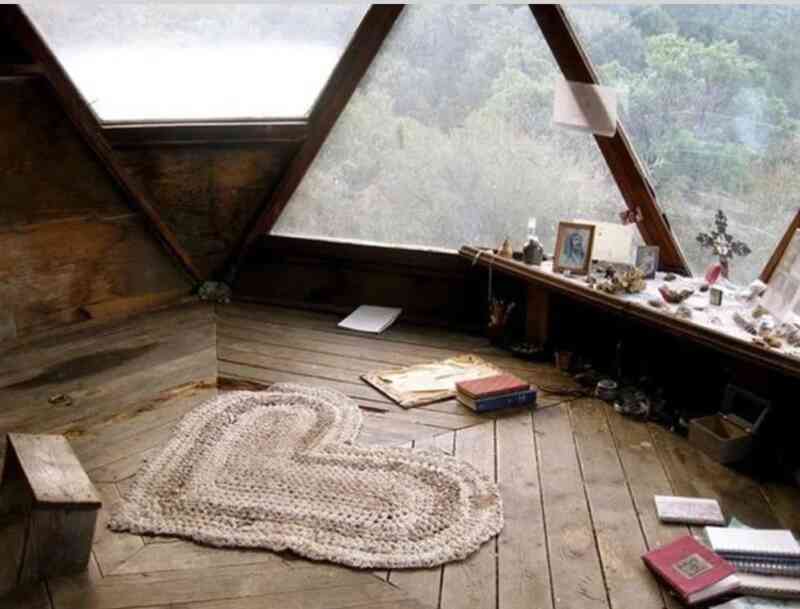 Meditasyon sakinlik ve huzur gerektirir. Bu yüzden evin kalabalık alanlarından uzak durun ve meditasyon köşenizi sessiz bir alanda hazırlayın.