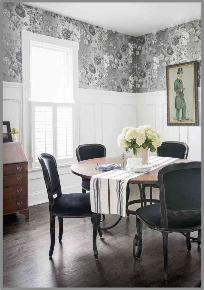 Küçük yemek odanızda bir odak noktası oluşturmak için desenli ve iddialı bir duvar kağıdı kullanın.