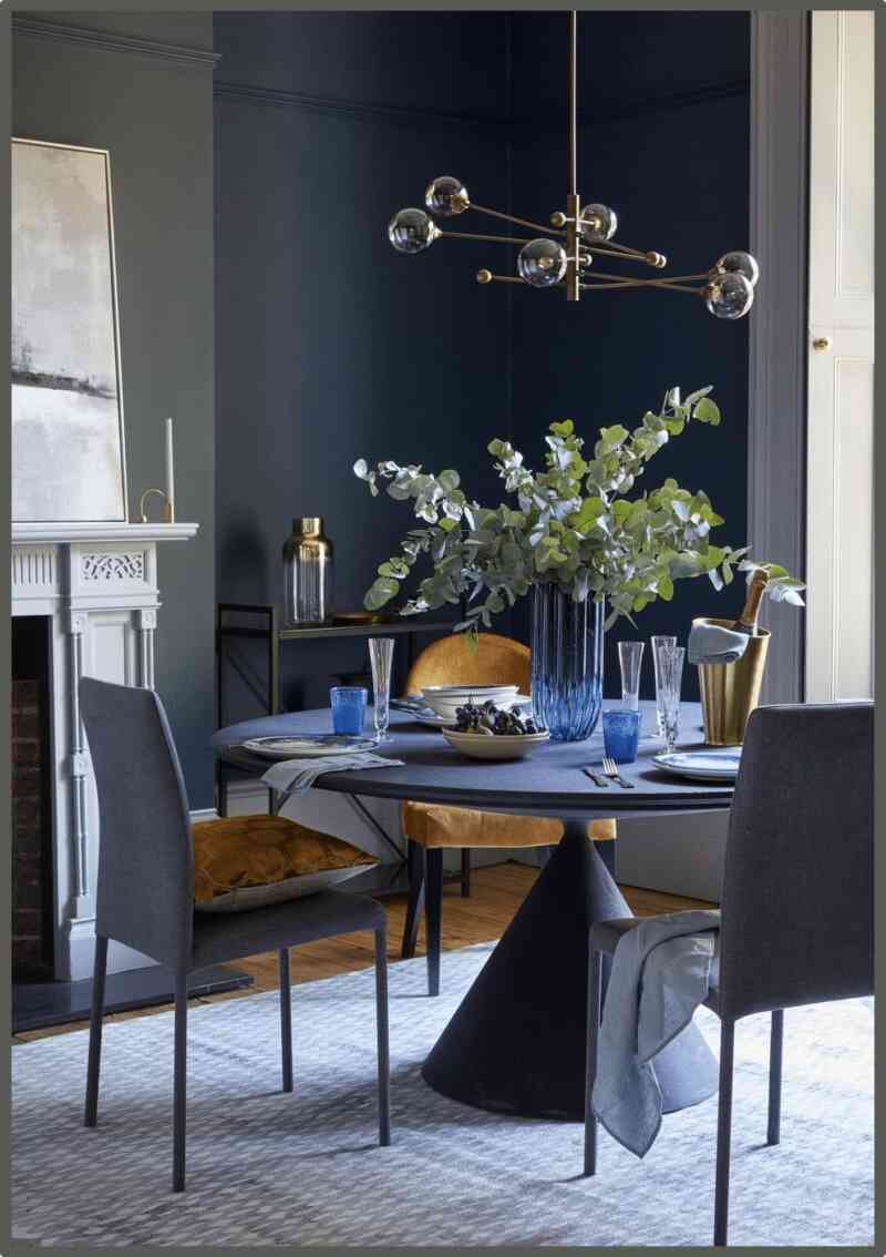 Mini yemek odanız için şık modern tarzda bir yuvarlak masa kullanabilirsiniz.