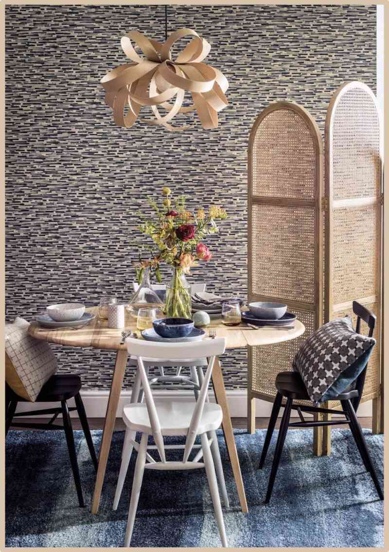 Odadan odaya kolayca taşınabilen katlanabilir bir paravan ile yemek alanınıza koza benzeri bir his verin.