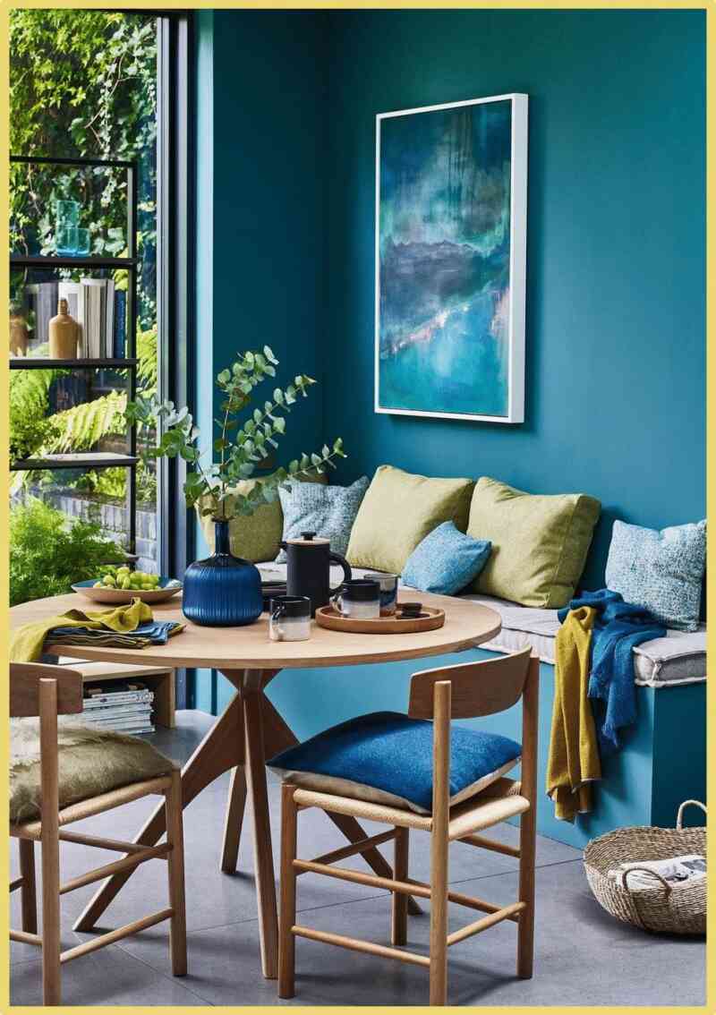 Deniz mavisi gibi doygun tonlarda boyanmış duvarlardan korkmayın.