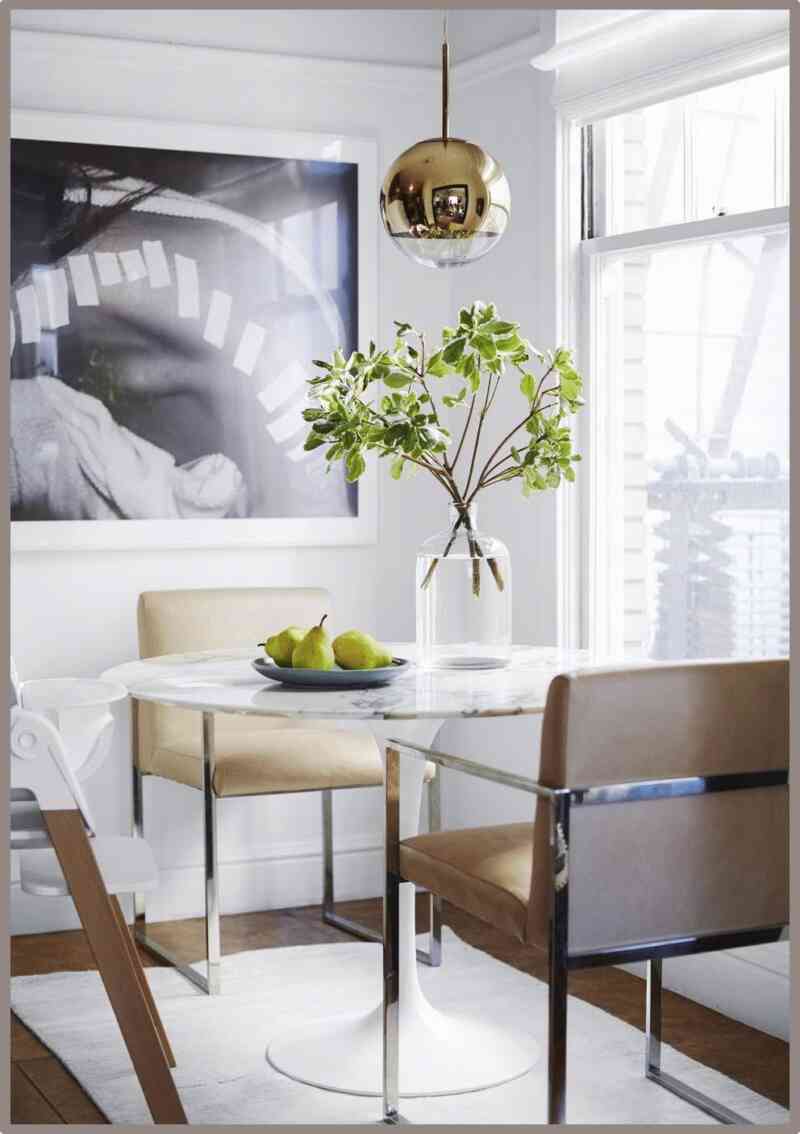 Basit bir altın küre şeklinde avize mini yemek odanızı anında farklılaştıracaktır.