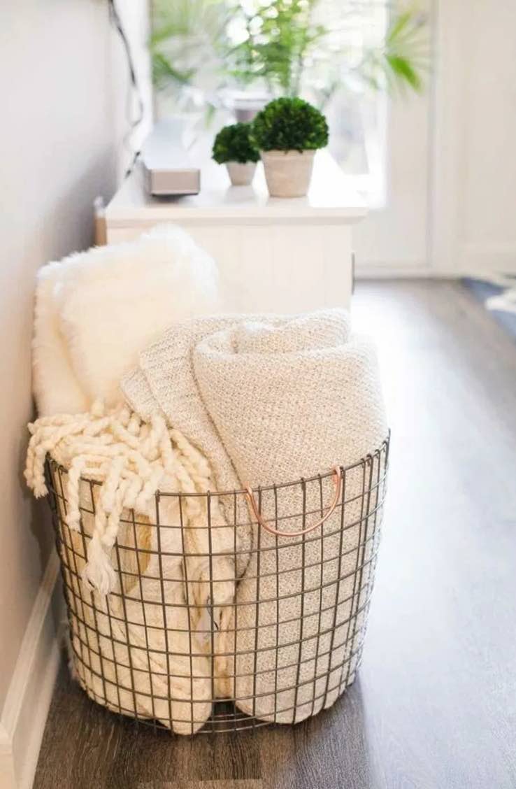 Yumuşacık battaniyeler ve yastıklar için ferforje bir sepet