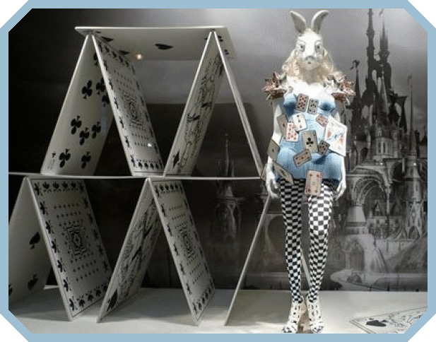 Alice harikalar diyarında temalı görsel mağaza tasarımı